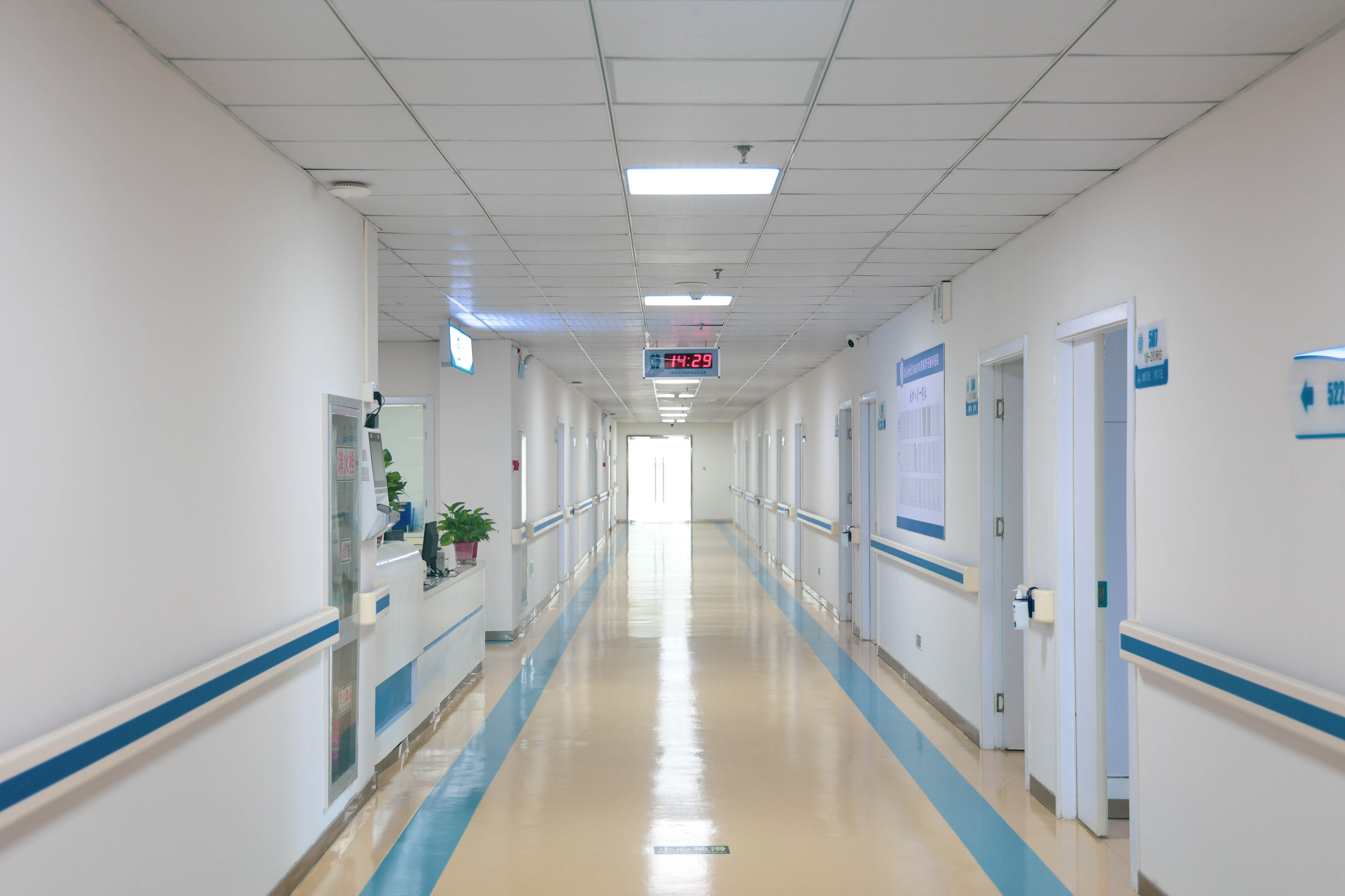干净整洁的病房走廊