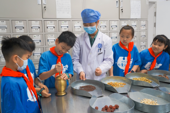 合肥华安脑科医院携手儿童义工团举办&ldquo;浓情迎端午 香囊寄安康&rdquo;公益活动
